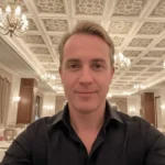 Tarik El Mansouri, expert en cybersécurité à Casablanca et client Visiona.ma, qui témoigne de la supériorité technique du meilleur abonnement IPTV grâce à son infrastructure multi-serveurs.