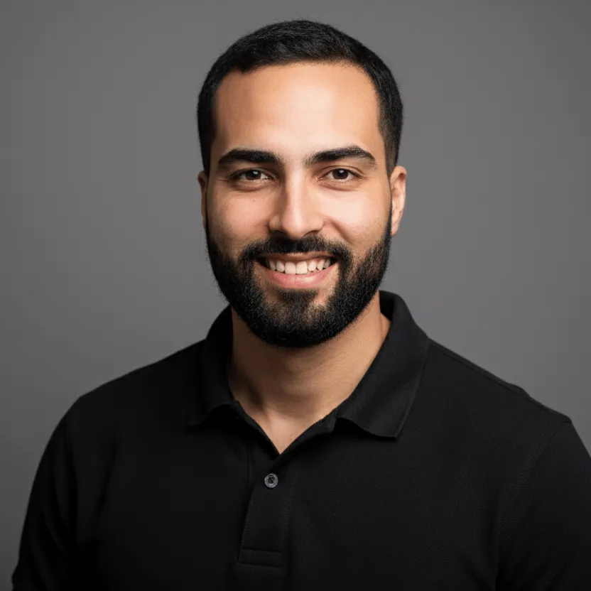 Portrait professionnel en studio de Youssef Ghazali, l'analyste de marché pour Visiona.ma. Il a un regard confiant et porte un polo noir.
